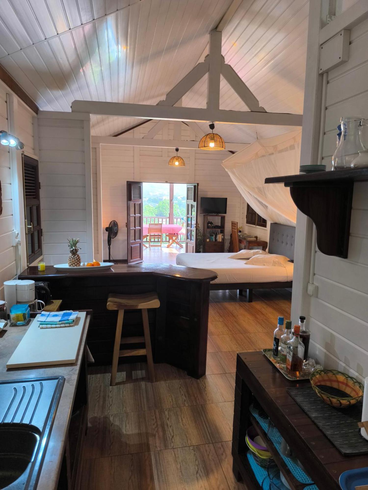 Studio BRAZILIA Bois et Nature, terrasse avec vue sur les Pitons Le Robert Extérieur photo