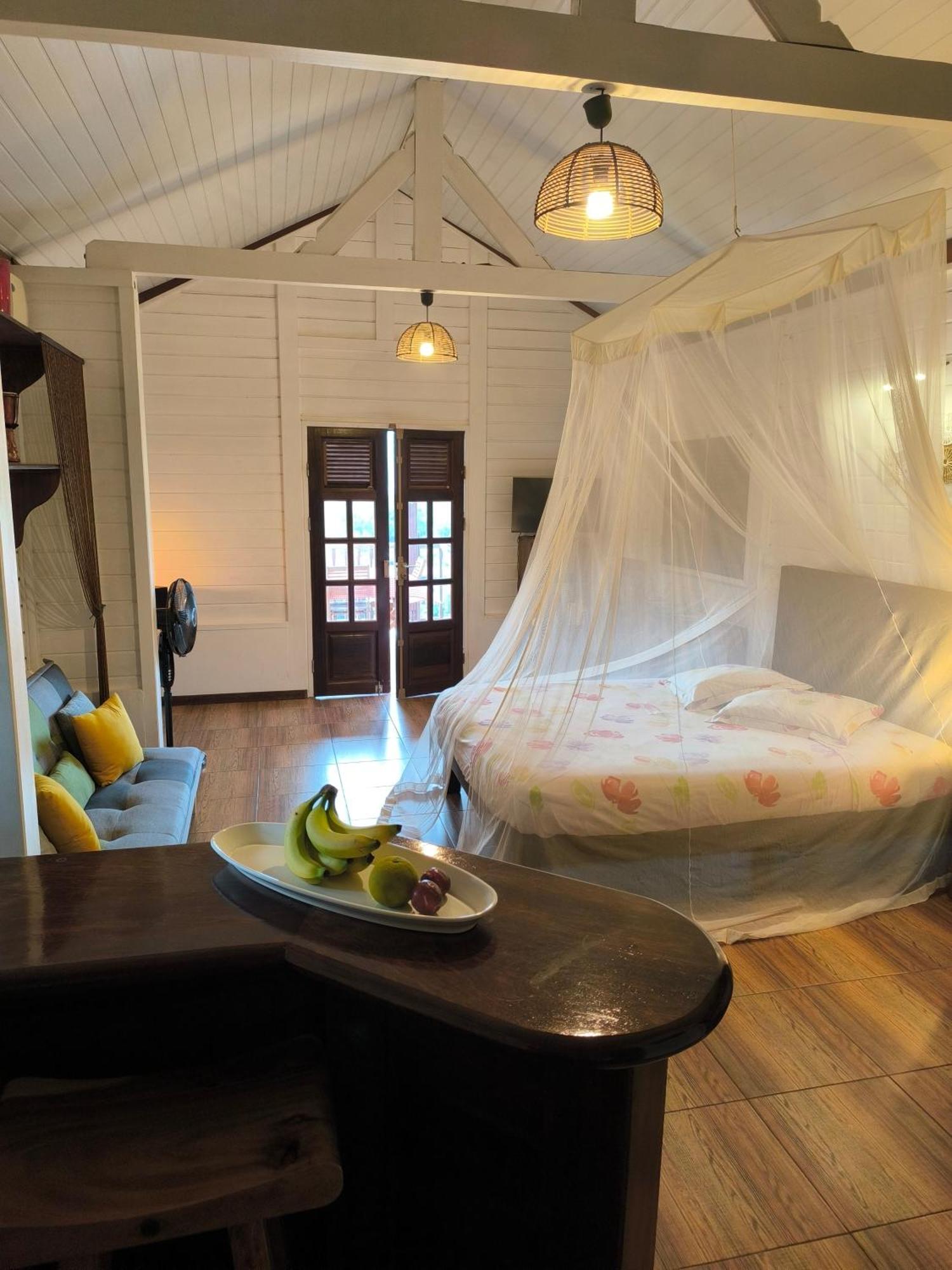 Studio BRAZILIA Bois et Nature, terrasse avec vue sur les Pitons Le Robert Extérieur photo